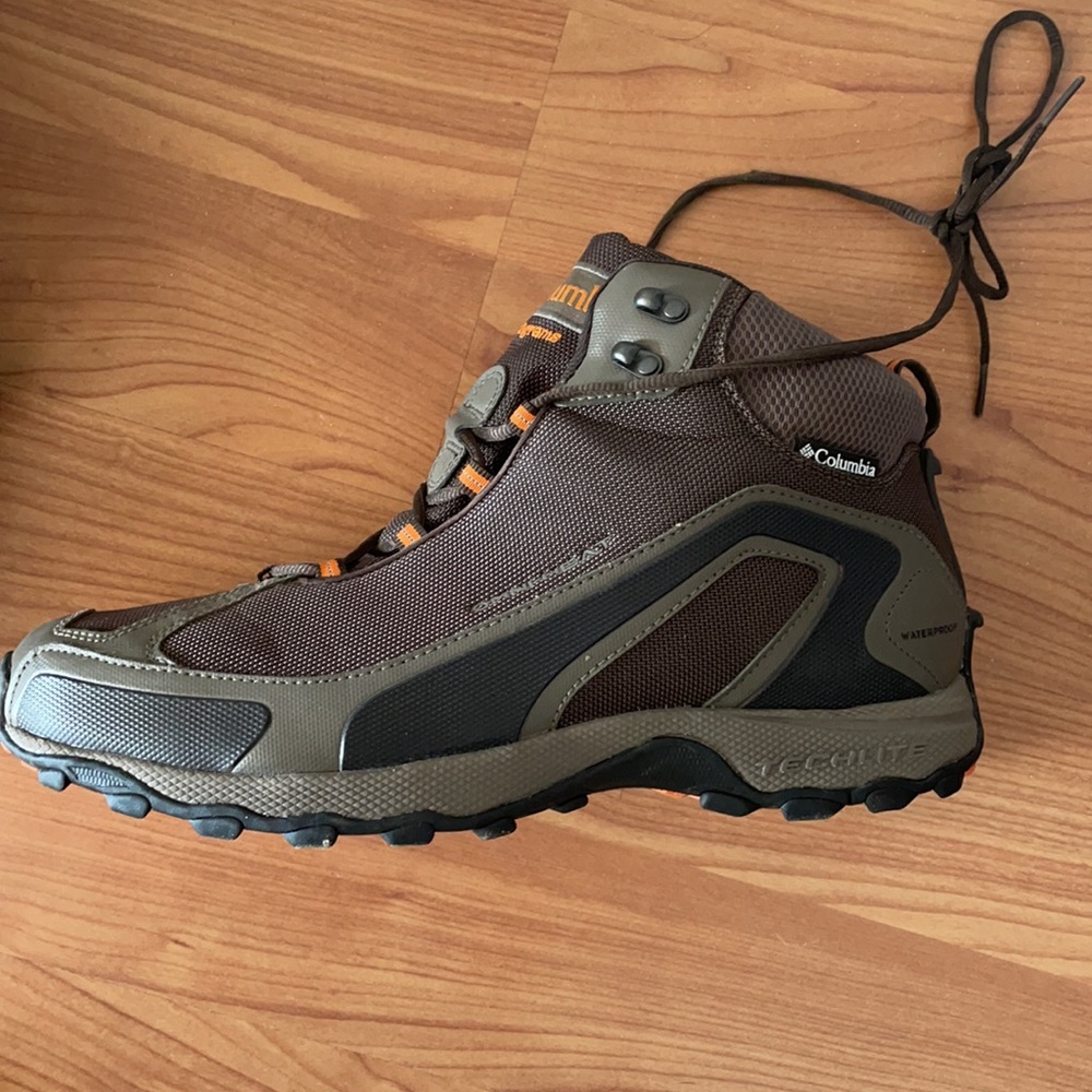 NWOT Columbia 100 gram Bugatrek hiking boot
